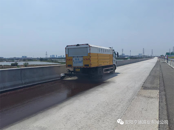 熱烈祝賀我司中江高速稀漿封層、透層試驗(yàn)段成功