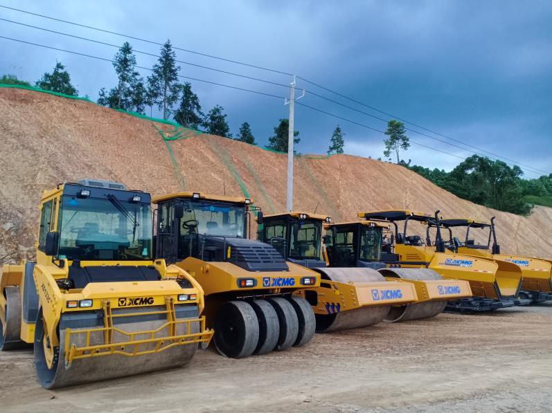 祝賀我司六賓高速項(xiàng)目水穩(wěn)攤鋪?lái)樌┕? class=