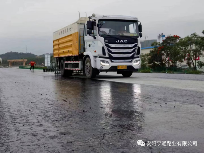 祝賀我司深汕西項(xiàng)目透層、封層試驗(yàn)段圓 滿成功